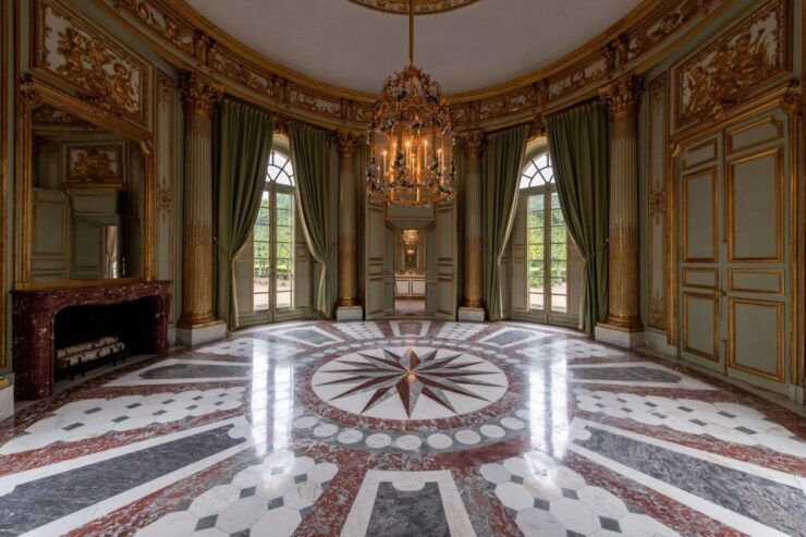 Versailles: 2cv Tower - History of Versailles Palace