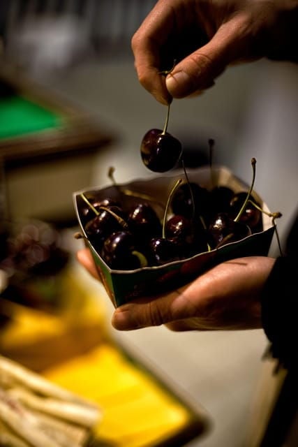 Versailles: Farmers Market Food Tour by a Culinary School - Group Size and Language Options