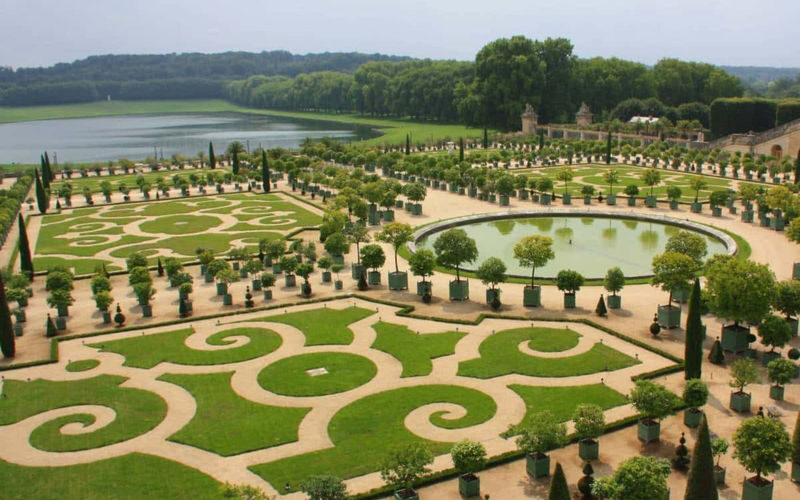Versailles, Giverny & Monets House Full-Day Guided Tour from Paris - Guides, group size, and the handoffs