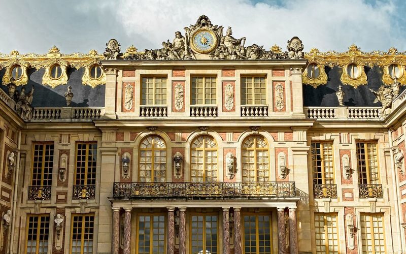 Versailles Historic Palace and Gardens Guided Tour - A guided route through the palace
