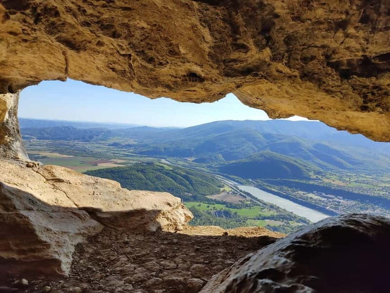 Vertigo hike: the Trou de l'Argent cave from Sisteron - Exploring the Vertigo Hike: The Trou de lArgent Cave from Sisteron