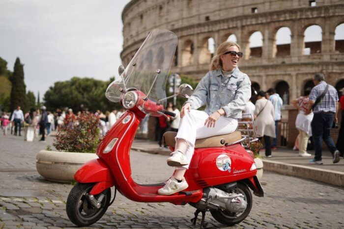 Vespa - Wine and Photo Tour in Rome - Language Options and Group Size