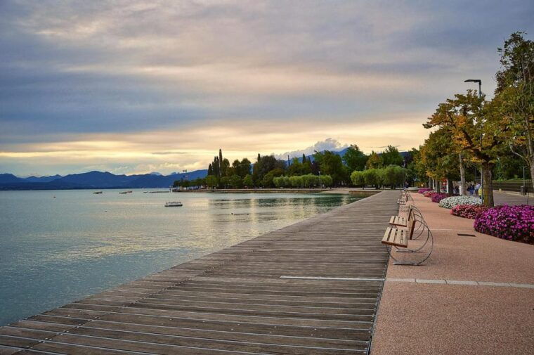 Vevey: Express Walk With a Local in 60 Minutes - Meeting and Logistics