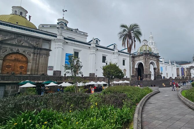 Viator's Quito Old Town Statue Experience - Overview of Quito Old Town