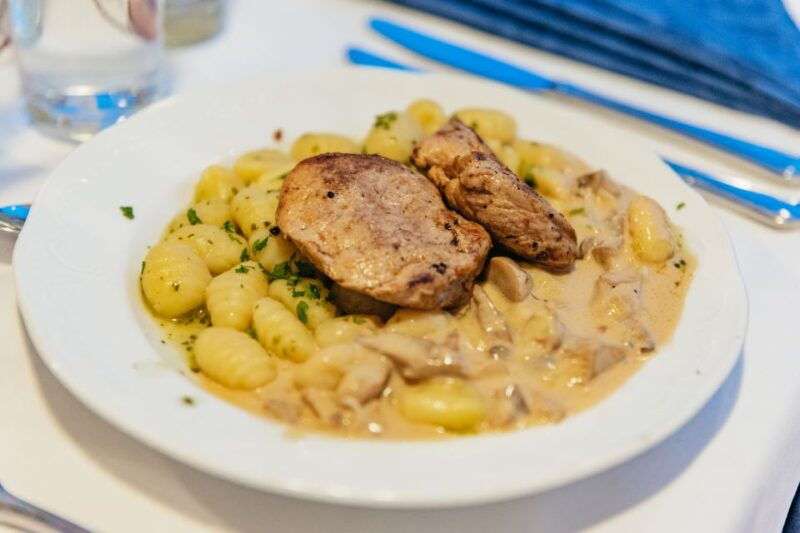 Vienna: 3-Course Evening Dinner Cruise - Service and Atmosphere