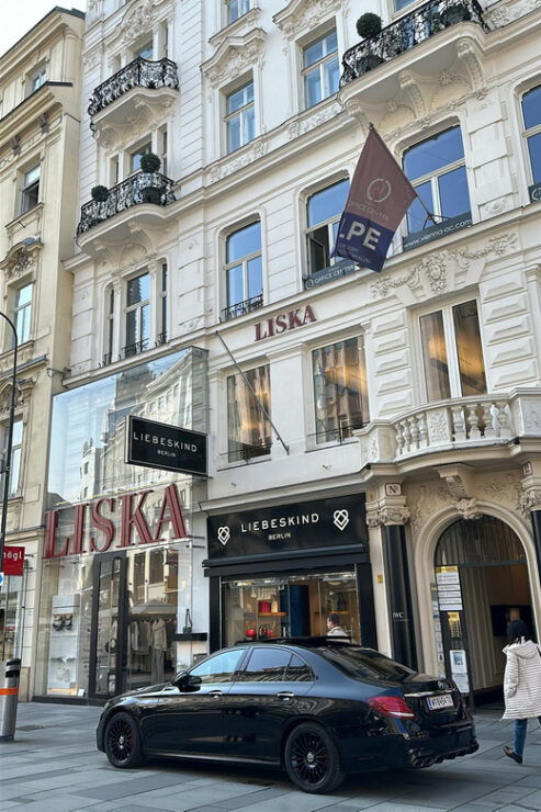 Vienna: Airport Transfer to Vienna City Center - Booking and Payment