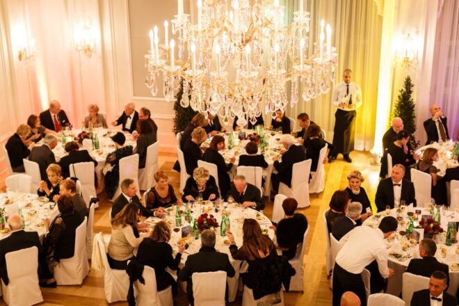 Vienna: Christmas Concert and Dinner in the Kursalon - Indulge in an Exclusive 4-Course Meal