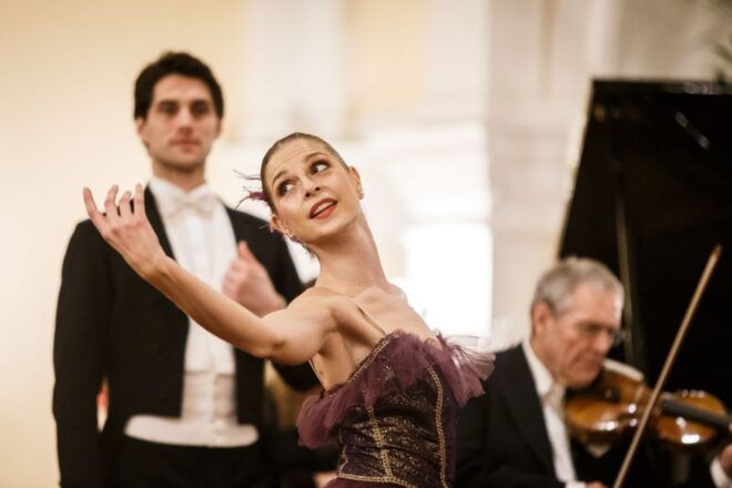 Vienna: Christmas Concert and Dinner in the Kursalon - Enjoy the Festive Ambience