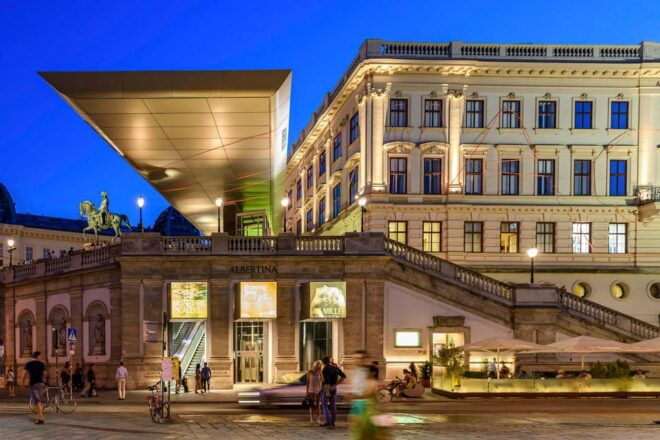Vienna: City Tour With Audio Guide - Tour Features