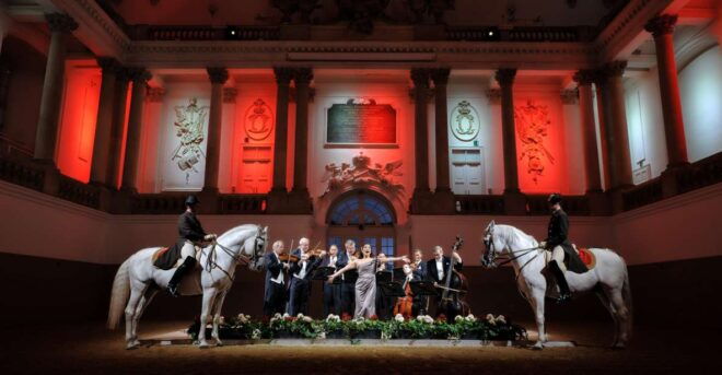 Vienna: Escuela De Equitación Española Y Espectáculo De La Filarmónica De Viena - Inclusions