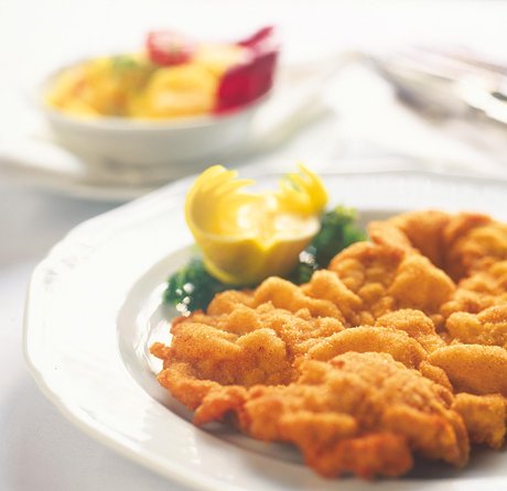 Vienna Evening Sightseeing Cruise With Music and Dinner - Location and Duration