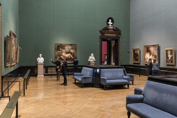 Vienna: Kunsthistorisches Museum Guided Tour Incl. Admission - Kunstkammer Exhibit Showcase