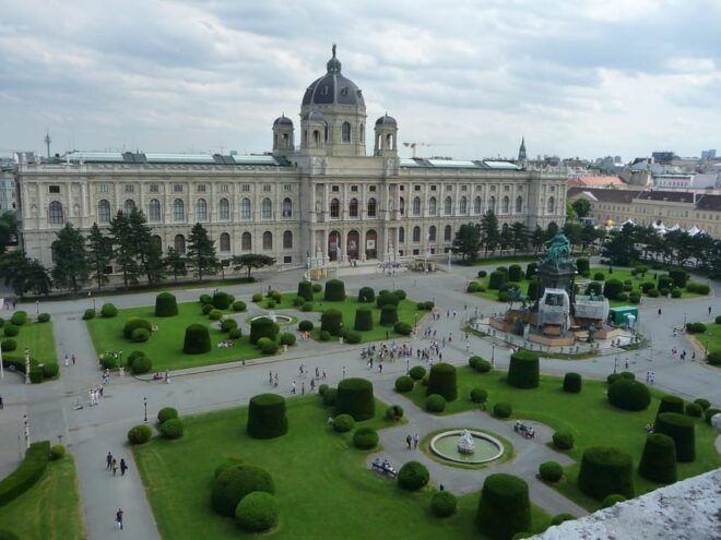 Vienna on Foot: Discover the Top 10 Sights - Marveling at Iconic Landmarks