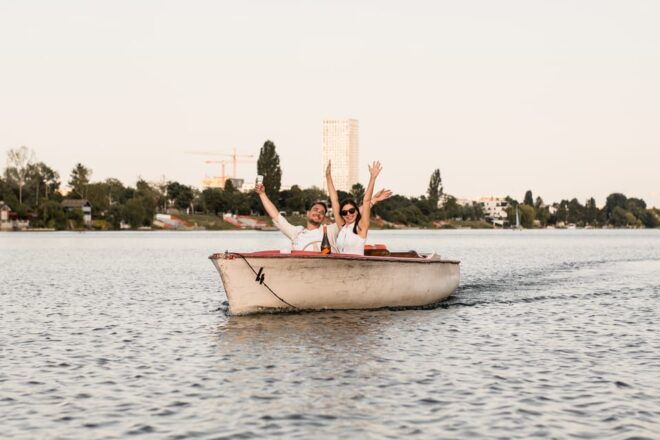 Vienna: Retro Boat Tour on the Danube River With Picnic - Included Amenities