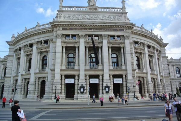 Vienna Ringstasse Self-Guided Walking Tour & Scavenger Hunt - Explore Viennas Landmarks on the Ringstrasse