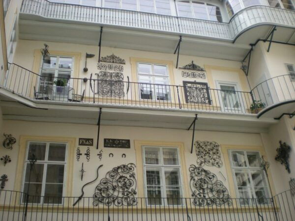 Vienna: Romantische Altstadt-Spaziergang Und Weinverkostung - Common Questions