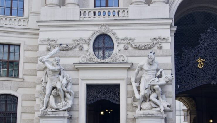 Vienna: Walking Tour in Spanish - Meeting Point and Reservations