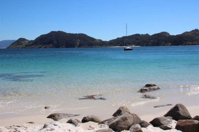 Vigo: Cíes Islands Sailboat Excursion With Skipper - Itinerary Highlights