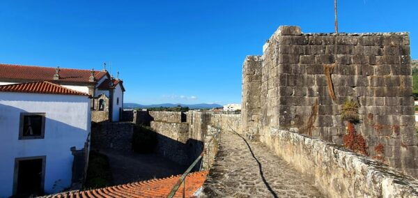 Vila Nova De Cerveira: Castle and Old Town Guided Tour - What to Bring