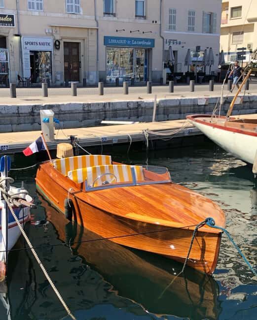 Vintage boat tour of Marseille Old Port for couples (1h) - Good To Know
