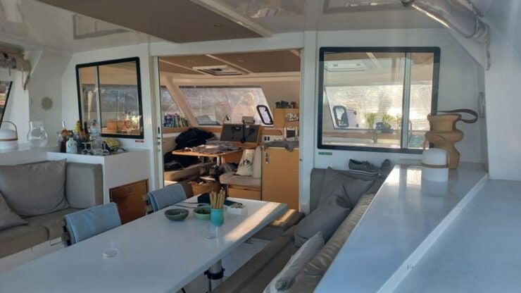 VIP - 2 HOURS PRIVATE SAILING EXPERIENCE - Language Options and Features