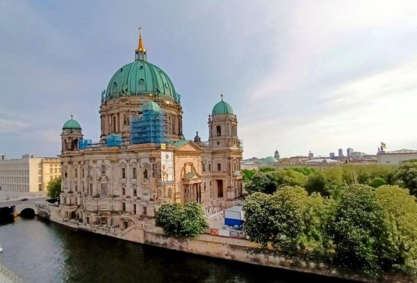 VIP Berlin Shore Excursion - Full-Day Tour With a Van - Historical Significance of Sites