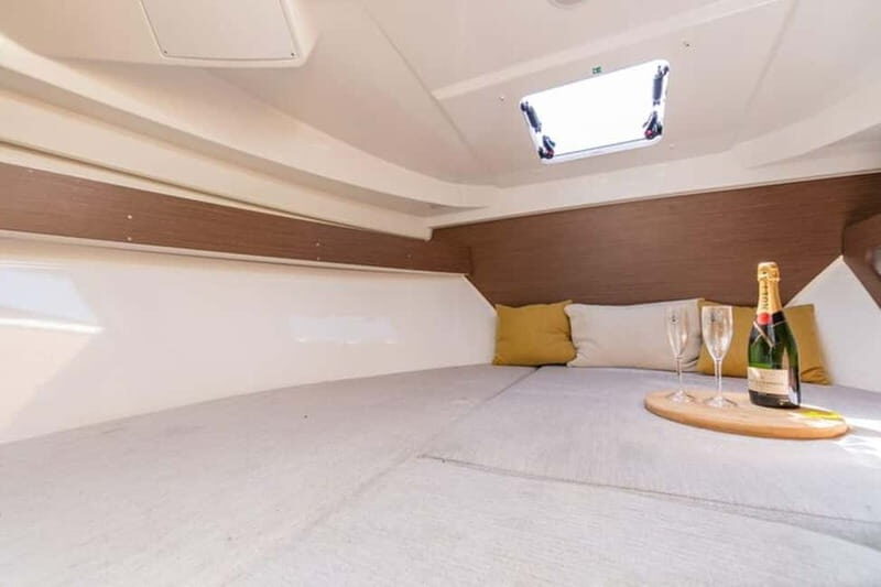 VIP Prague YachtBoat SPEED Experience: All-You-Can-Drink - An In-Depth Look at the YachtBoat SPEED Experience  