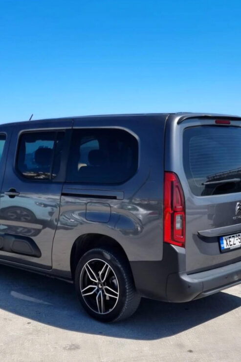 VIP Private Transfer To/From Santorini Airport - Vehicle and Driver Features