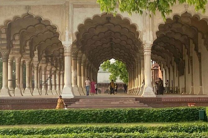 VIP Taj Mahal Express Entry Tour from Delhi with Guide - Lunch and Local Flavors