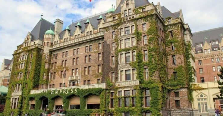 Visit Craigdarroch Castle and Butchart Garden Private - Guide Insight