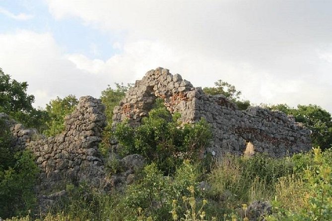 Visit the Mosque of Gjin Aleksi and The Medieval Village of Kamenica - Location