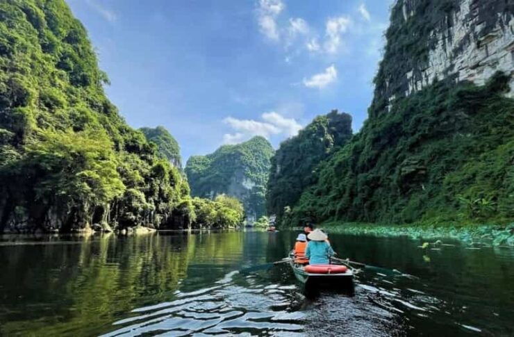 Visit The Most Tourist Attractions In Ninh Binh For 2 Days - Day 1: Hoa Lu, Tam Coc & Mua Cave