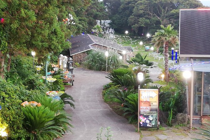Visitors to Jeju Glass Museum and Experience - Transportation and Location