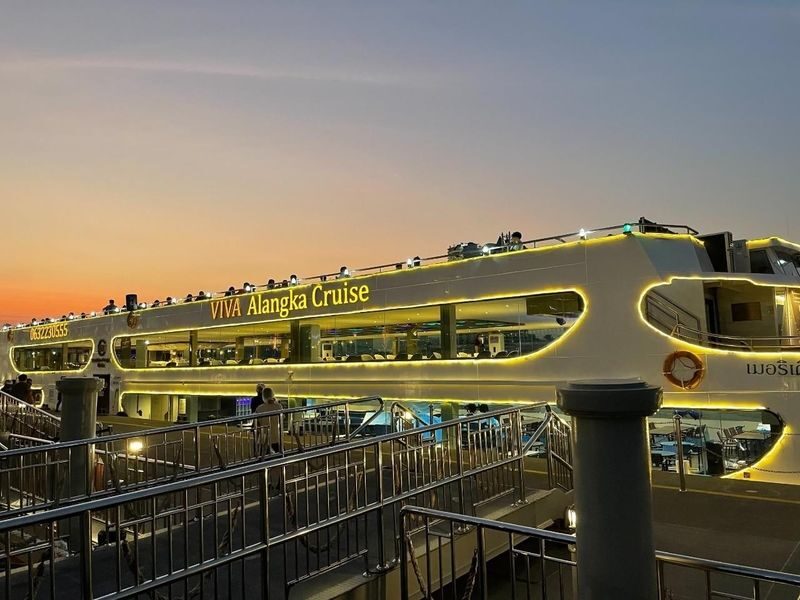 Viva Alangka Cruise in Bangkok - Live music, Thai dance, and a festive mood