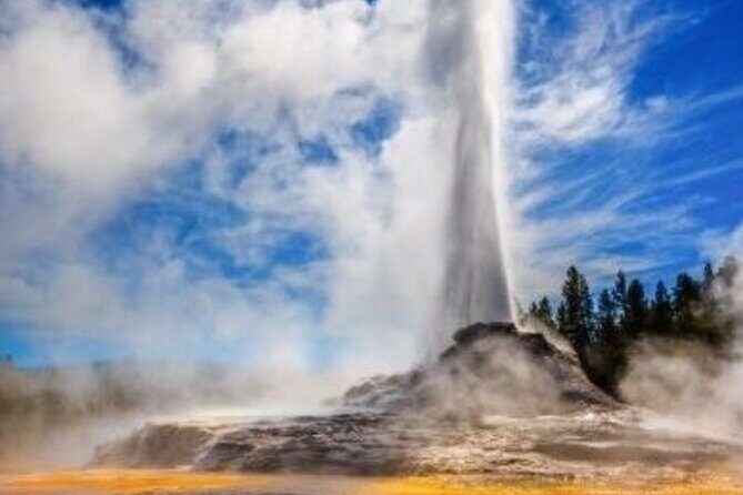 Volcanic Wonderland at Yellowstones Hot Springs and Geysers - An In-Depth Look at the Yellowstone Tour Experience