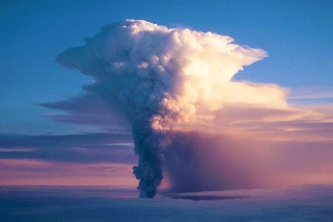 Volcano Cinema All the Latest Eruption in Iceland in 4K Quality - Immerse Yourself in Natures Fury
