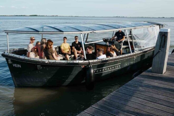 Volendam: Guided Cruise on Gouwzee Lake 1 Free Drink - Selecting Participants and Date