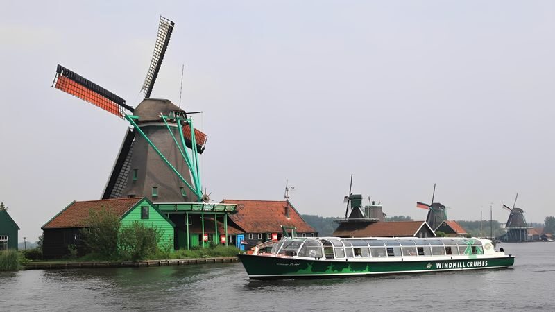 Volendam, Marken, Edam & Zaanse Schans Windmills tour from Amsterdam - Volendam: cheese, clogs and time to explore