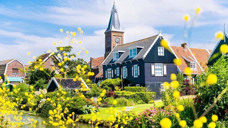 Volendam, Marken, Edam & Zaanse Schans Windmills tour from Amsterdam - Edam: medieval streets and a short final stop