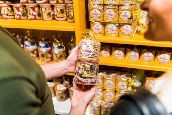 Volendam: Stroopwafel Experience With Tasting - Full Description of the Experience