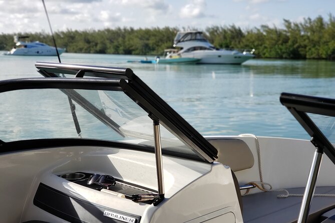 VR5 21 Ft Boat Rental for 7 People Gas Included, Be Your Own Captain - Pricing and Booking