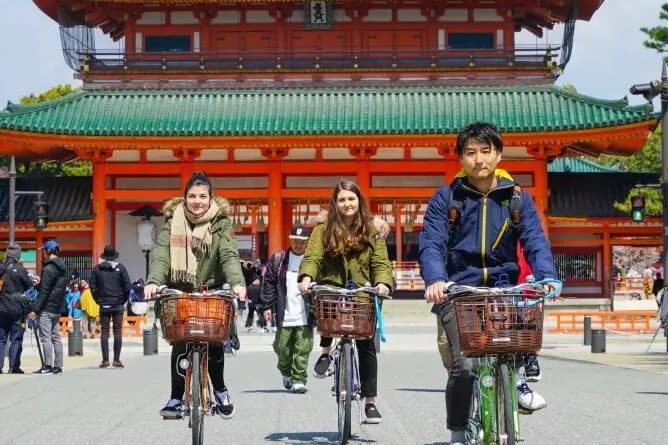 W/Lunch: Kyoto Highlights Bike Tour with UNESCO Zen Temples - A morning ride between river and temple