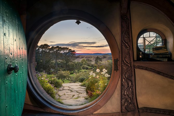Waitomo & Hobbiton Guided Tour Departing Auckland - Waitomo Caves: Breathtaking Beauty