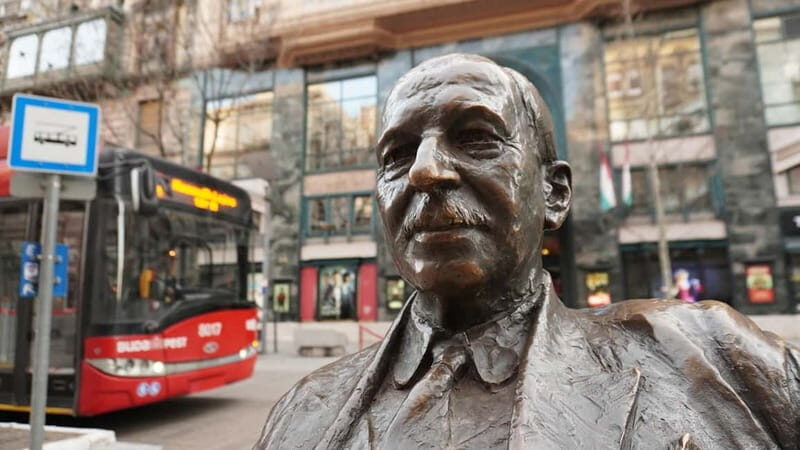 Walk along the Champs-Élysées in Budapest - FAQ