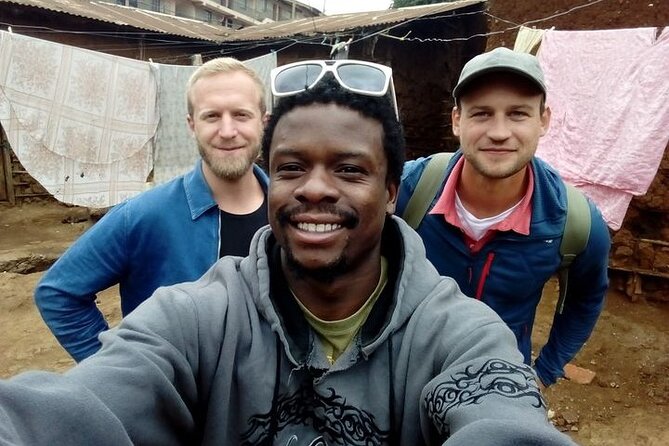 Walk in Kibera - Street Art Exploration