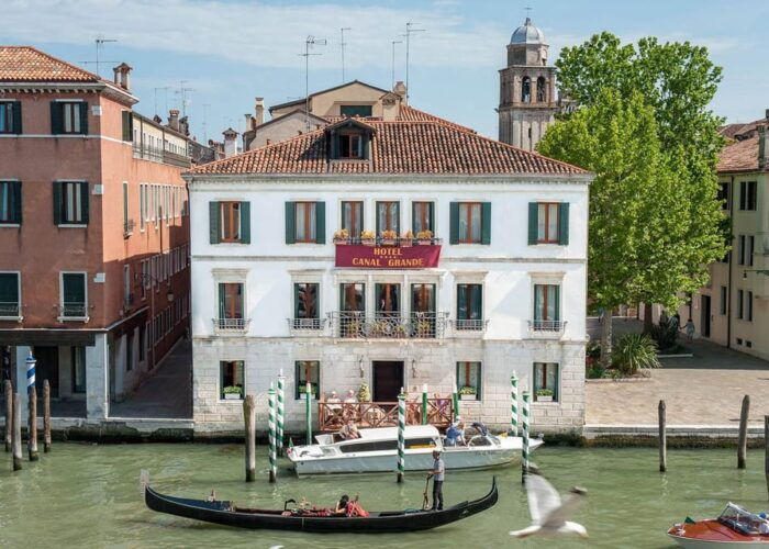 Walking Tour and Gondola Ride in Enchanting Venice - Tips for Enjoying Your Tour