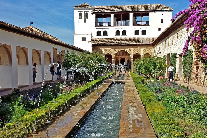 Walking Tour in Alhambra, Nasrid Palaces and Generalife - What To Expect