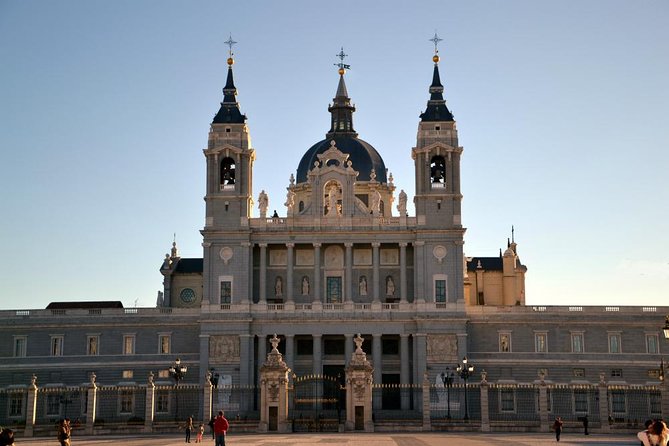 Walking Tour Madrid Old Town: Secret Spots and Hidden Gems - Puerta Del Sol: the Heart of Madrid
