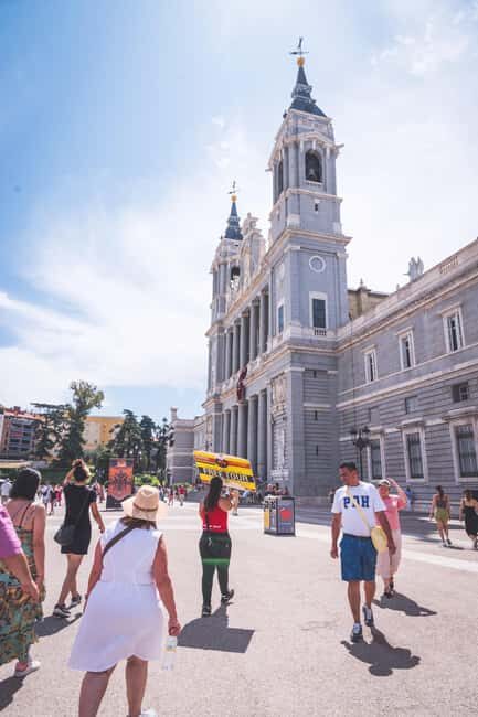 Walking Tour Madrid +Pintxo +Drink - Starting Point: Puerta del Sol and the Bear Statue