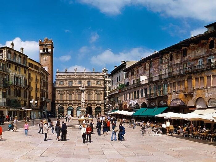 Walking Tour of Veronas Best: Arena and Historic Sights - In The Sum Up